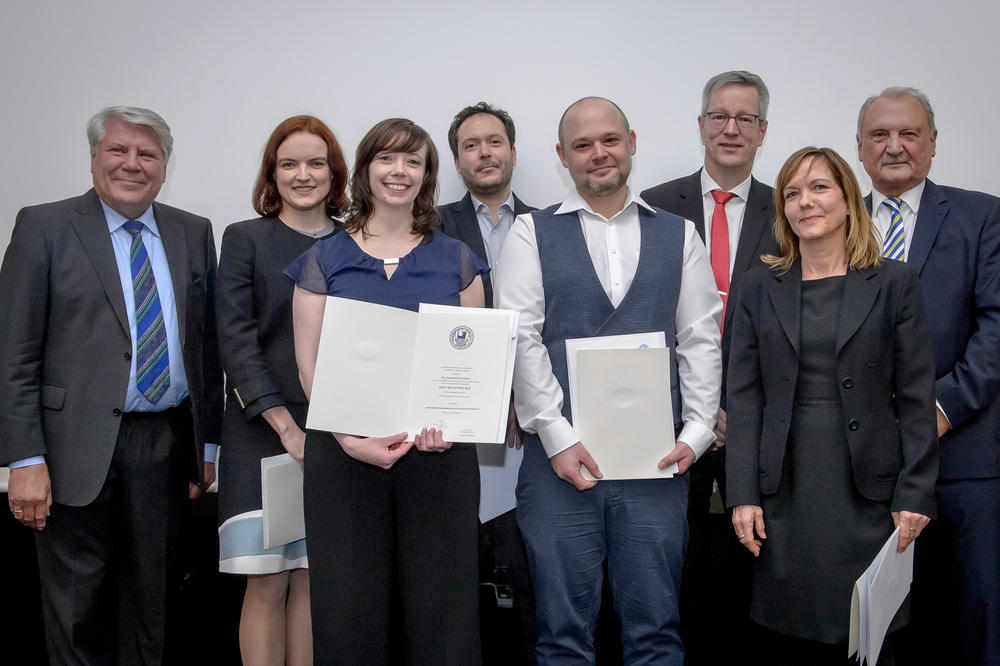 v.l.n.r.:Professor Gunter Gebauer, Dr. Susanne Liese, Dr. Johanna Hofmann, Nikolas Pissis, Dr. Tobias Spiegl, Universitätspräsident Günter M. Ziegler, Frau Wolf (Mutter von Dr. Lara Wolf) und Peter Lange