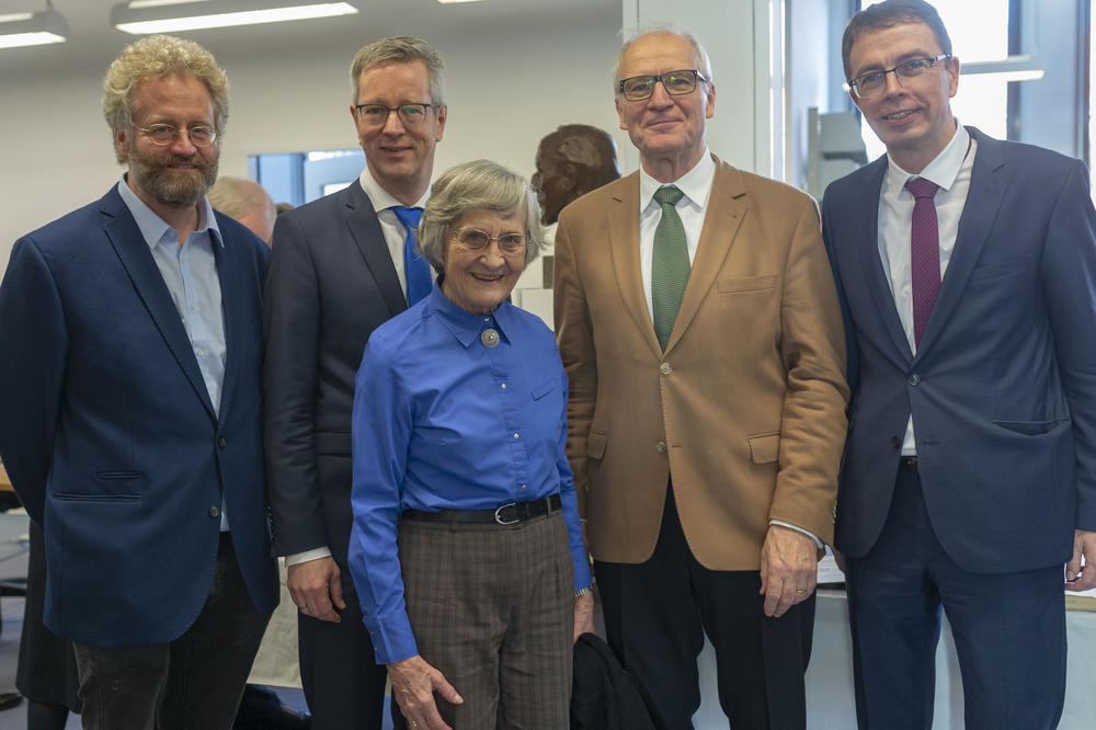 Friedrich Meineckes Nachfahren: Urenkel Carl-Friedrich Classen (l.) und Enkelin Roswitha Classen. Hinten: Universitätspräsident Professor Günter M. Ziegler, Professor Bernd Sösemann, Professor Paul Nolte.