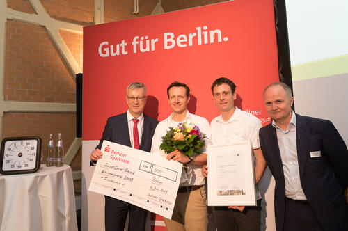 Günter M. Ziegler (l.) und Christan Segal (r.) zeichneten auch Matthias Nieser (2.v.r.) und Thomas Jablonski (2.v.l.) von Quadcover für die Finalteilnahme aus.