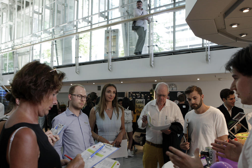 Vor der Preisverleihung stellen die Teams der Jury im Foyer ihre Projekte vor.