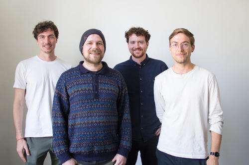 Die App der Aumio-Gründer Tilman Wiewinner, Steffen Scherf, Jean Ochel und Felix Noller (v.l.n.r.) nutzt Meditation, um ADHS-Symptome zu lindern.