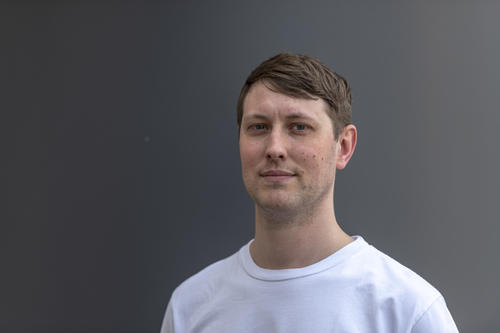 Der Biochemiker Didrik Olofsson arbeitet derzeit an der Website von Omiqa und entwickelt bioinformatische Analysemethoden.