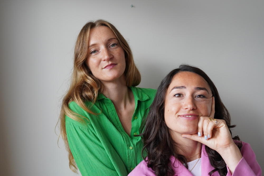 Anna Hupperth (links) und Katharina Eller werden durch ein EXIST-Gründungsstipendium gefördert und haben ihr Büro in der Startup Villa der Freien Universität.