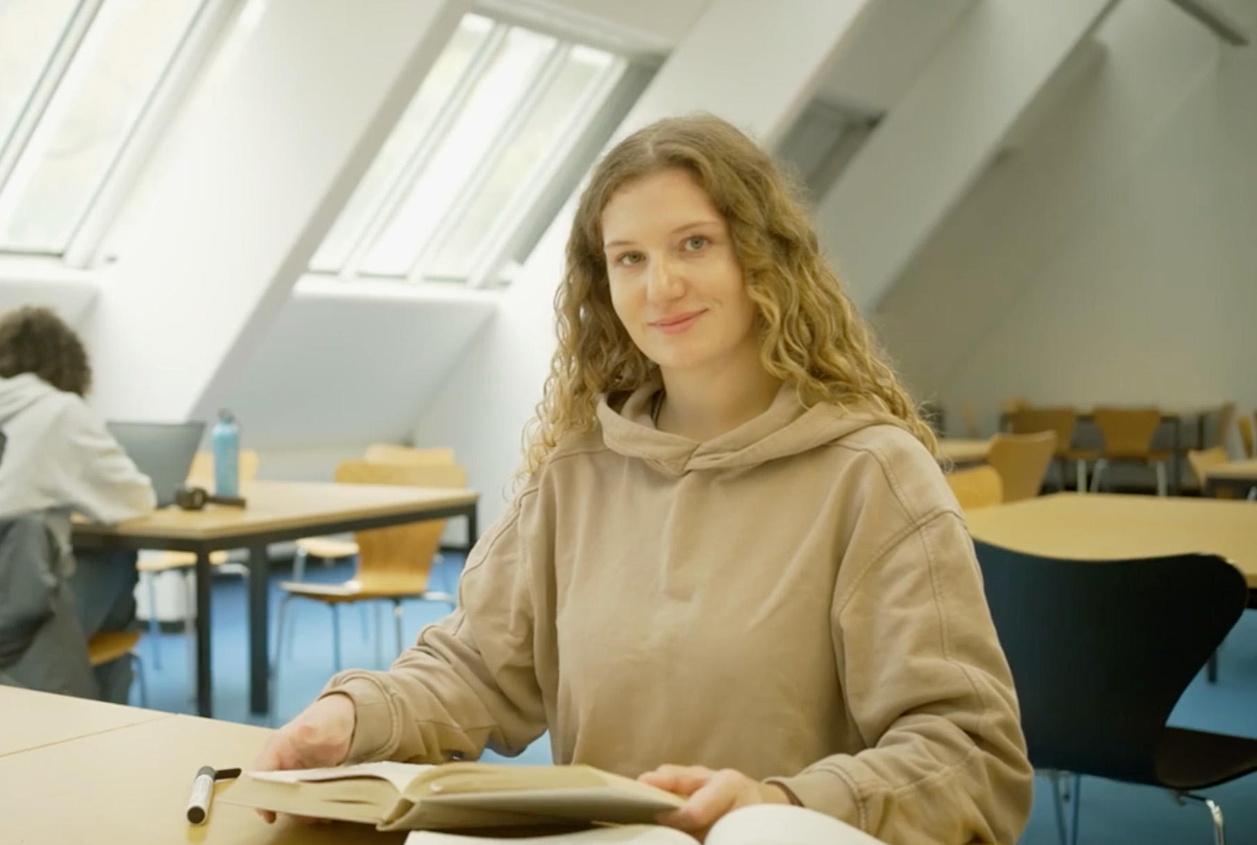 Physikstudentin Maria möchte Forschung und Wirtschaft für sich verbinden.
