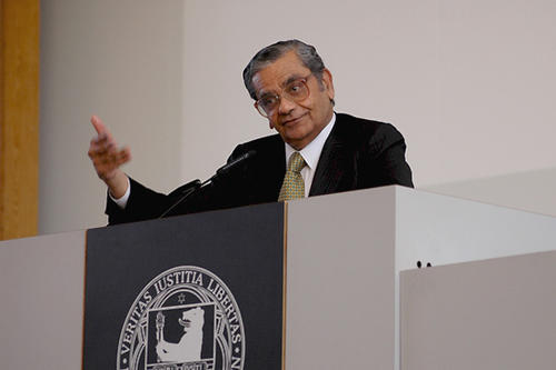 Professor Jagdish Bhagwati erhielt die Ehrendoktorwürde der Freien Universität
