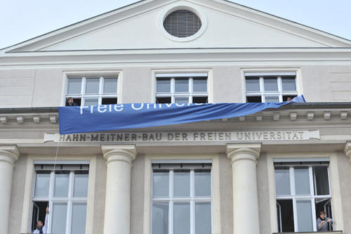 Beinahe enthüllt: Hahn-Meitner-Bau, ein neuer Name für ein ehrwürdiges Haus.