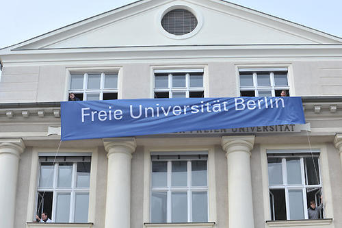 Das Transparent, das noch den neuen Namen "Hahn-Meitner-Bau" verdeckt, wird aufgerollt.