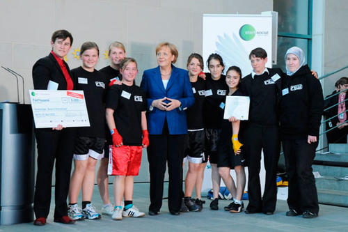 "Boxgirls", ein Projekt von Professorin Heather Cameron (ganz links) wird von Bundeskanzlerin Merkel geehrt.