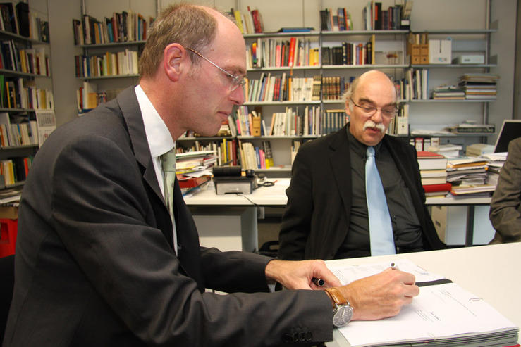 Eine Unterschrift für ein gemeinsames Bildungsangebot: Professor Peter-André Alt unterzeichnete die Kooperationsvereinbarung der Freien Universität mit der Stiftung "Topographie des Terrors"