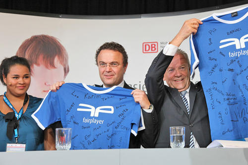 Ein von Wissenschaftlern der Freien Universität entwickeltes Antimobbing-Programm startete bundesweit. Schüler präsentierten das Projekt vor Bundesinnenminister Hans-Peter Friedrich und Rüdiger Grube, Vorstandsvorsitzender der Deutschen Bahn.