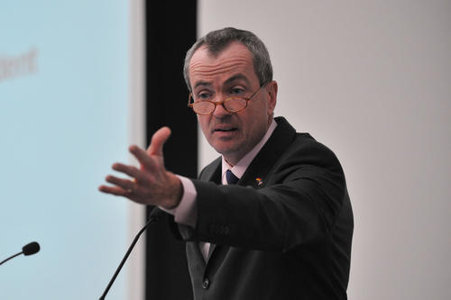 Januar:  Zum Amtsantritt des US-Präsidenten Kennedy vor 50 Jahren hatten US-Botschafter Philip D. Murphy und die Freie Universität zur Feierstunde geladen. „Wer war damals dabei, als Kennedy Berlin besuchte?", wollte Murphy vom Publikum wissen…