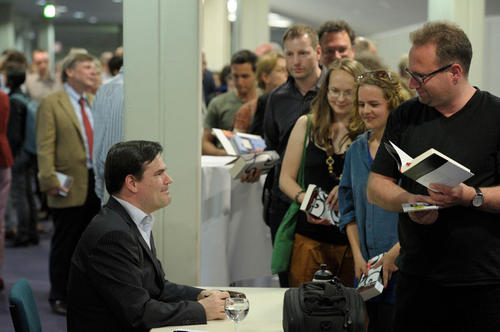Meister der Fiktion in der Realität: Uwe Tellkamp signierte nach seiner Vorlesung "Botenstoffe" seine Bücher und nahm sich Zeit für Gespräche.