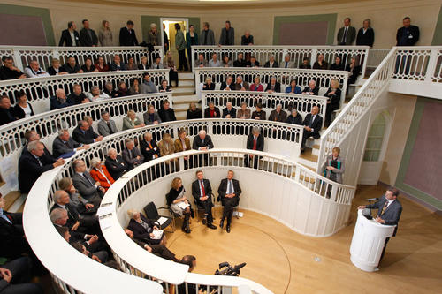 Kürzlich wurde der Langhans-Bau nach siebenjähriger Sanierungszeit wieder eröffnet. Künftig dient er der Freien Universität und der Humboldt-Universität als Veranstaltungsort.