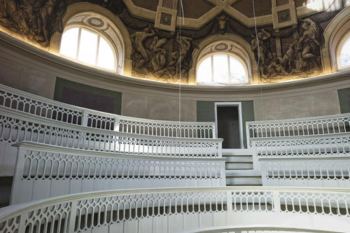 Den Namen Tieranatomisches Theater verdankt das Gebäude dem trichterförmig eingelassenen, kreisrunden Hörsaal mit Deckenfresken, gestaltet vom damaligen Direktor der Akademie der Künste, Bernhard Rode.