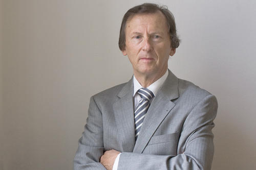 Prof. Dr. Werner Väth ist am 19. November 2012 nach kurzer schwerer Krankheit gestorben. Der Politikwissenschaftler war Vizepräsident der Freien Universität Berlin.