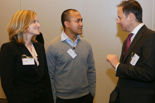 Stipendiatin Kristin Koller und Stipendiat Sulav Duwal im Gespräch mit Förderer Jens Holtkamp von der Investitionsbank Berlin (IBB).