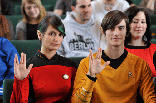 Trekkies bei der StarTrek-Vorlesung. Wer den Vortrag verpasst hat, kann ihn bei <a href=http://wissen.dradio.de/star-trek-zeitreisen-und-temporale-logik.88.de.html?dram%3Aarticle_id=230758>dradio Wissen </a> anhören.