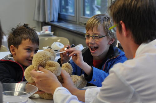 Auf dem Campus Benjamin Franklin wurde während der Langen Nacht der Wissenschaften zur Kuscheltiersprechstunde eingeladen.
