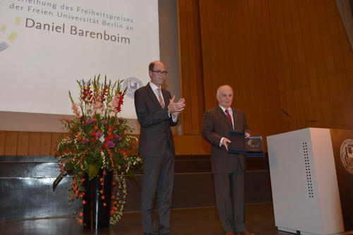 Mit der Verleihung des Freiheitspreises würdigte die Hochschule das Engagement Daniel Barenboims für einen Dialog im Nahen Osten (links neben dem Preisträger: Prof. Dr. Peter-André Alt).