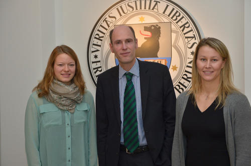 Die Medaillengewinnerinnen Linda Neumann (li.) und Julia Richter sprachen mit Universitätspräsident  Professor Peter-André Alt.
