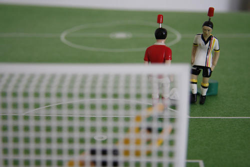 Erst kicktippen, dann tippkicken: Den drei Bestplatzierten der „kicktipp"-Runde der Freien Universität winkt jeweils ein Tipp-Kick-Spiel.