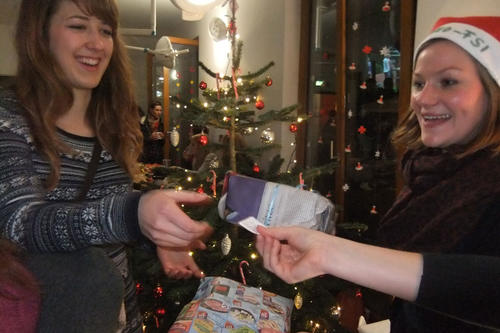 Susanne Scherber (rechts) nimmt Wichtelgeschenke entgegen.