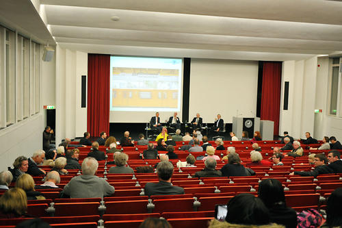 Der Einladung in den Henry-Ford-Bau der Freien Universität waren Interessierte sowie Anwohnerinnen und Anwohner des Thielplatzes gefolgt. Sie beteiligten sich an der lebhaften Diskussion.