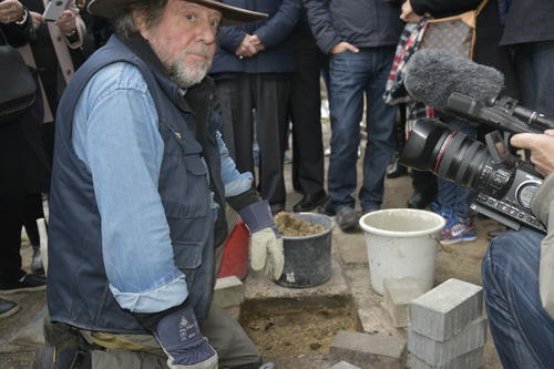 Künstler Gunter Demnig setzt den Stolperstein in der Heinrich-Heine-Straße ein.