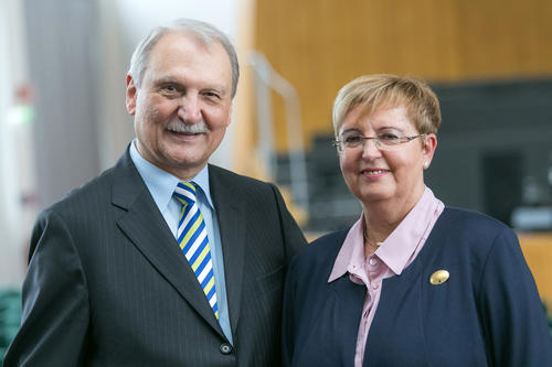 Peter Lange mit Ehefrau Gudrun Schröder-Lange – „seine Gesprächspartnerin, Beraterin, Pressestelle“, wie Präsident Peter-André Alt hervorhob.