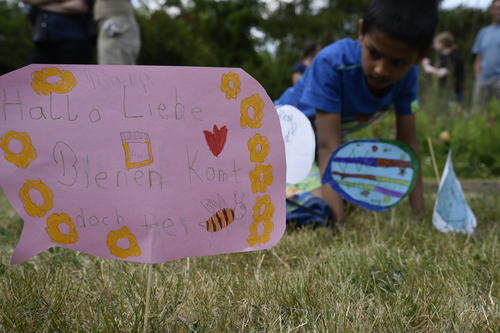 Schüler der Erich-Kästner-Grundschule in Berlin-Dahlem malten Begrüßungsschilder für die Wildbienen.