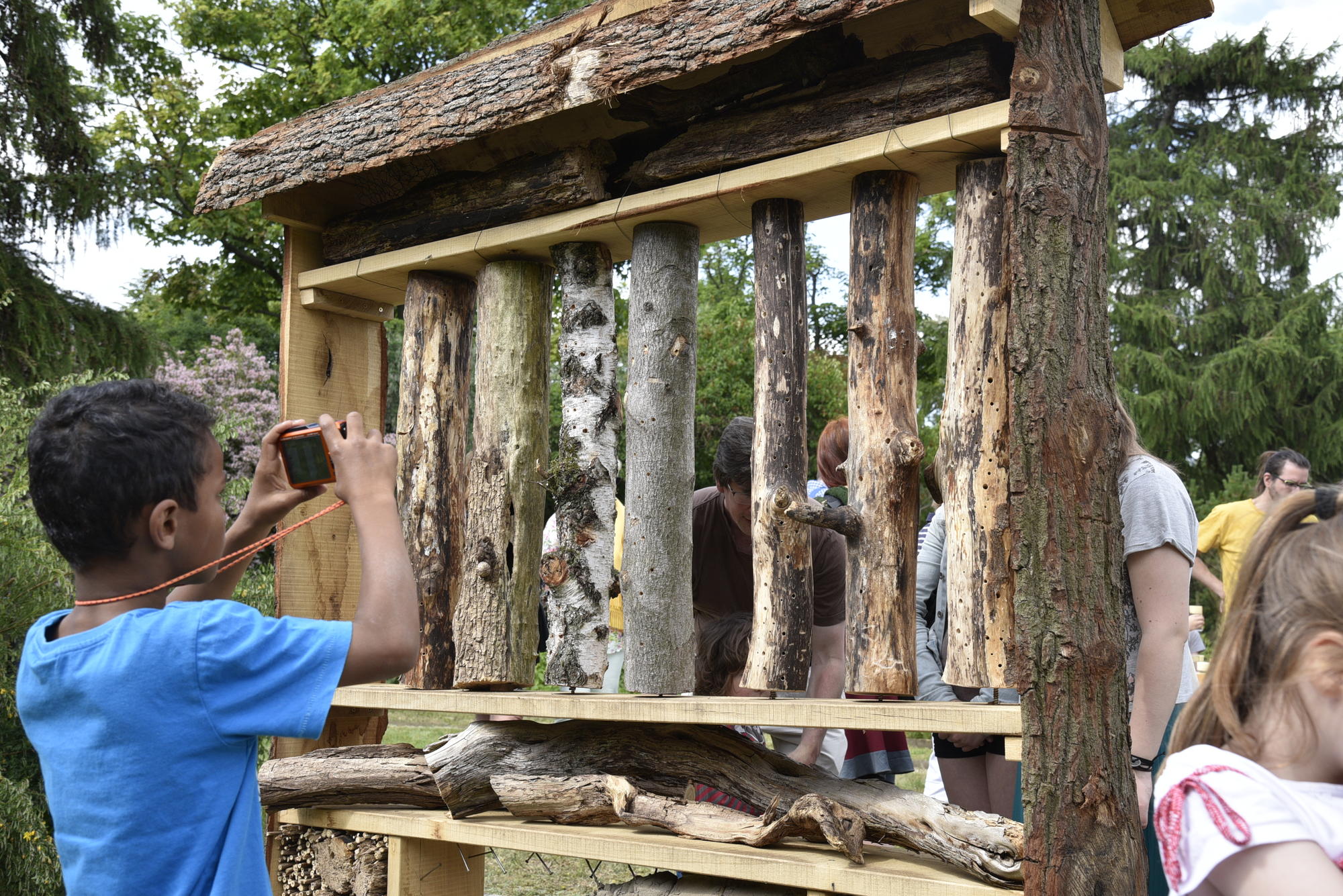 Das Holz für das Wildbienenhotel stammt aus einer Försterei am Wannsee.