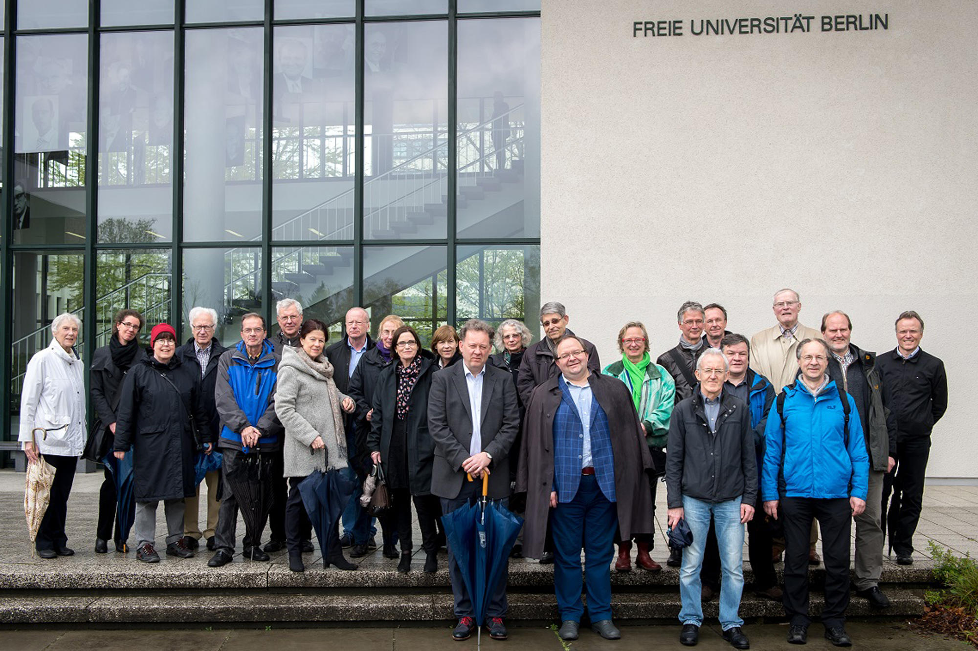 Ehemalige der Freien Universität bei einer Besichtigungstour über den Dahlemer Campus. Im Henry-Ford-Bau...