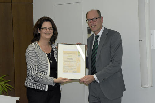 Verena Kloeters, Geschäftsführerin der „Agentur für Qualitätssicherung durch Akkreditierung von Studiengängen“ (AQUAS), überreicht dem Präsidenten der Freien Universität Peter-André Alt die Urkunde für die Systemakkreditierung von Studiengängen.