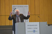 „We have the potential to create an incredible world“, rief Senator Bernie Sanders dem Publikum zu.