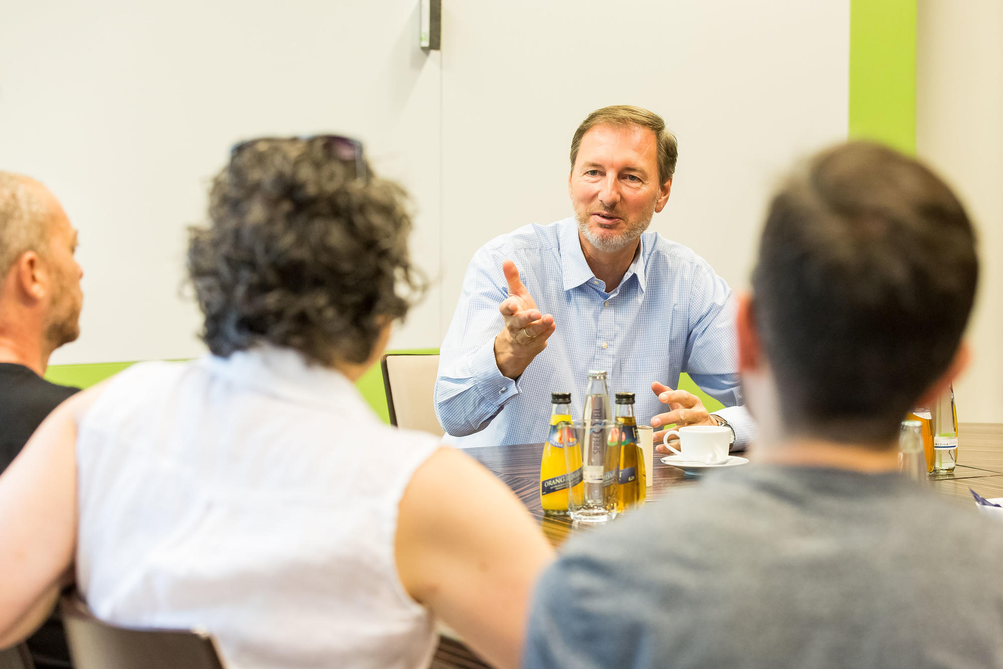 „Der Zoo Berlin war immer im Zentrum der Gesellschaft – im Guten wie im Schlechten“, erklärt Zoodirektor Knieriem den Gästen. Mit der Förderung des Stipendiums stellt sich der Zoo Berlin seiner gesellschaftlichen Verantwortung.