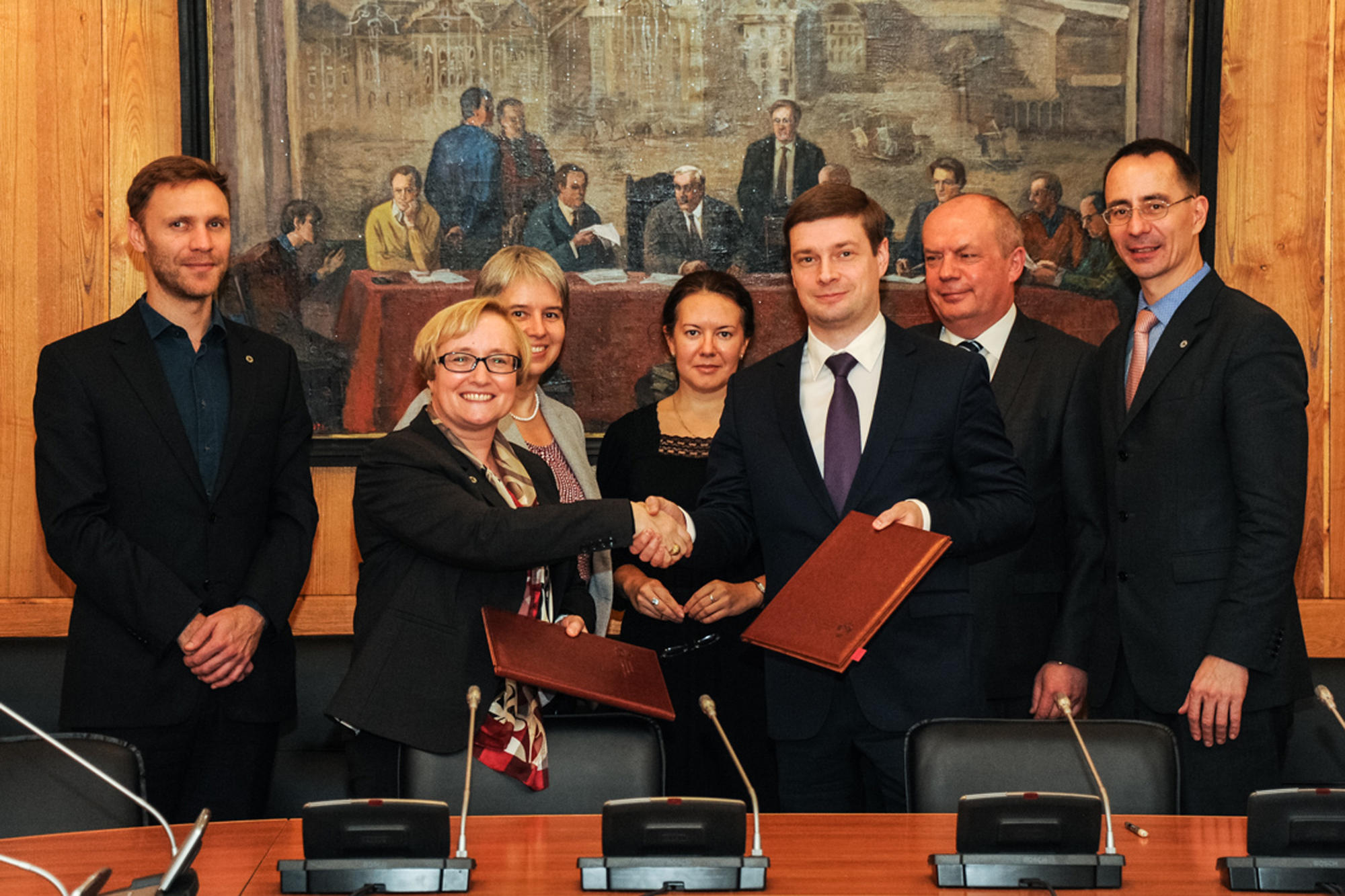 (v.l.n.r.) H.-M. Meis, CIC, Vizepräsidentin Prof. Dr. V. Blechinger-Talcott, Kanzlerin Dr. A. Bör, N. Taranova, Lt. Intern. Research & Technology Department, stellv. Rektor S. Andryushin, Vizerektor S. Aplonov, T. Stüdemann, Verbindungsbüro Moskau.