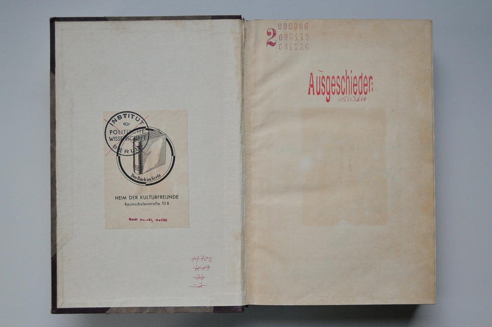 Nach 1945: Rudi Otto Georg Garski (1910-1985) floh Ende der 1940er Jahre aus der Sowjetischen Besatzungszone in Berlin. Sein Eigentum wurde beschlagnahmt. Im Besitz der UB befinden sich zwei seiner Bücher. Seine Familie verzichtete auf die Rücknahme.