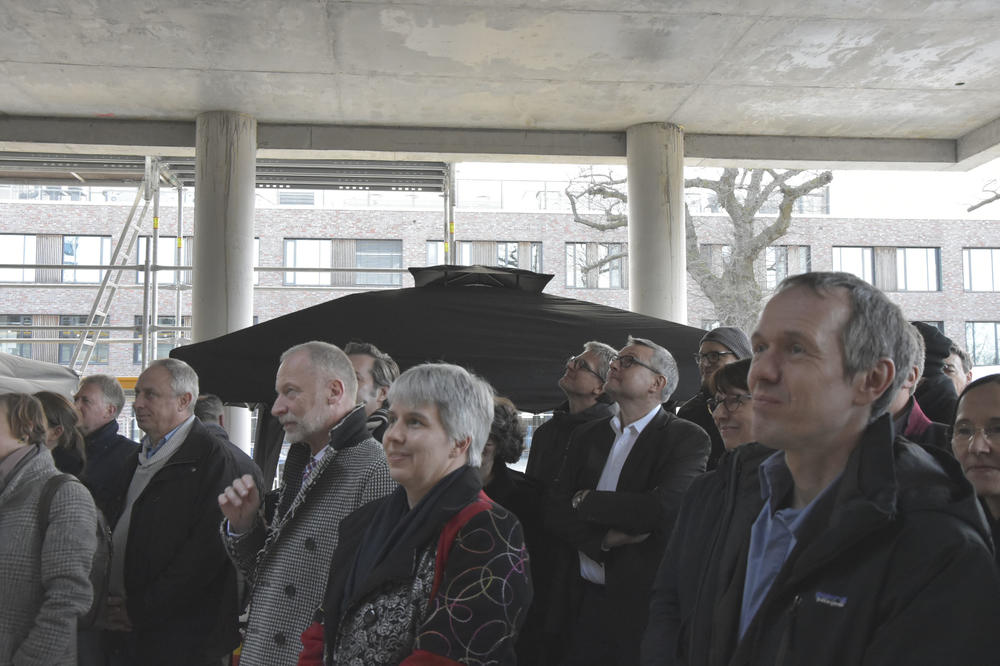 Kanzlerin Dr. Andrea Bör bei der feierlichen Hebung des Richtkranzes am 18. März.