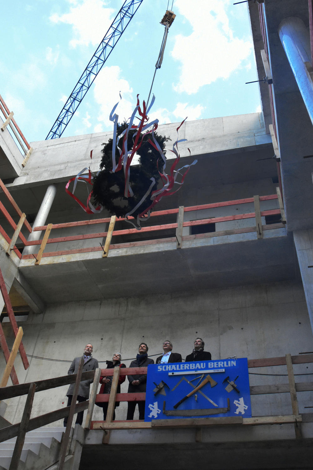 Kanzlerin Dr. A. Bör (2. v. l.), H.-J. Pohlmann (l., Senatsverwaltung f. Stadtentwicklung und Wohnen), Staatssekretär S. Krach (M.), Prof. U. Rösler (2. v. r., Institut f. Tier- und Umwelthygiene), Architekt Michael Halbeisen von Gerber Architekten.