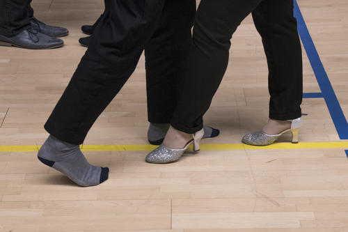 Wir sind nicht mehr in Kansas – sondern im Tangokurs. Mit Glitzerschuhen und Socken geht's über Parkett und Spielfeldmarkierungen.