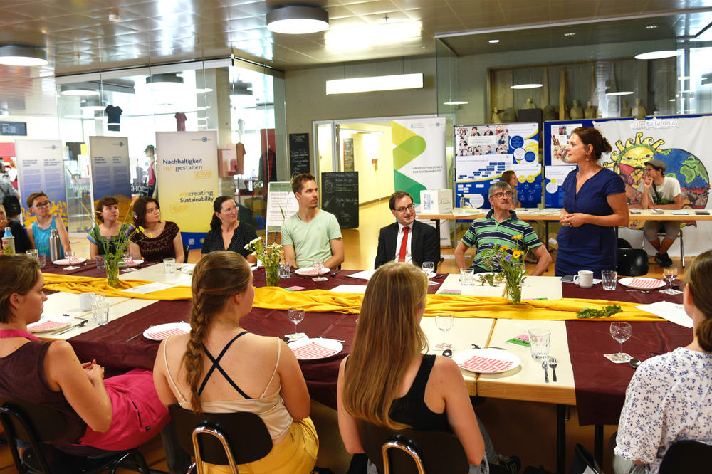 Rund 40 Foodsharer feierten den Neubeginn (stehend: Karola Braun-Wanke, zwei Plätze weiter links: Michael Karnetzki).