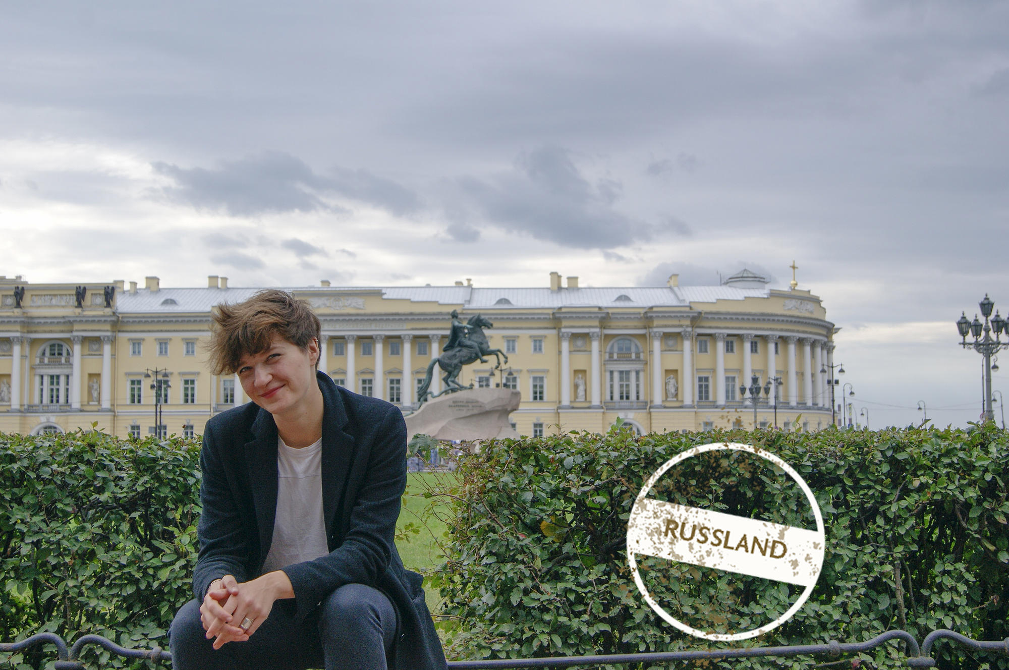 Lilia Becker vor dem Senatsplatz in Sankt Petersburg mit dem Reiterstandbild des Zaren Peter der Große im Hintergrund.