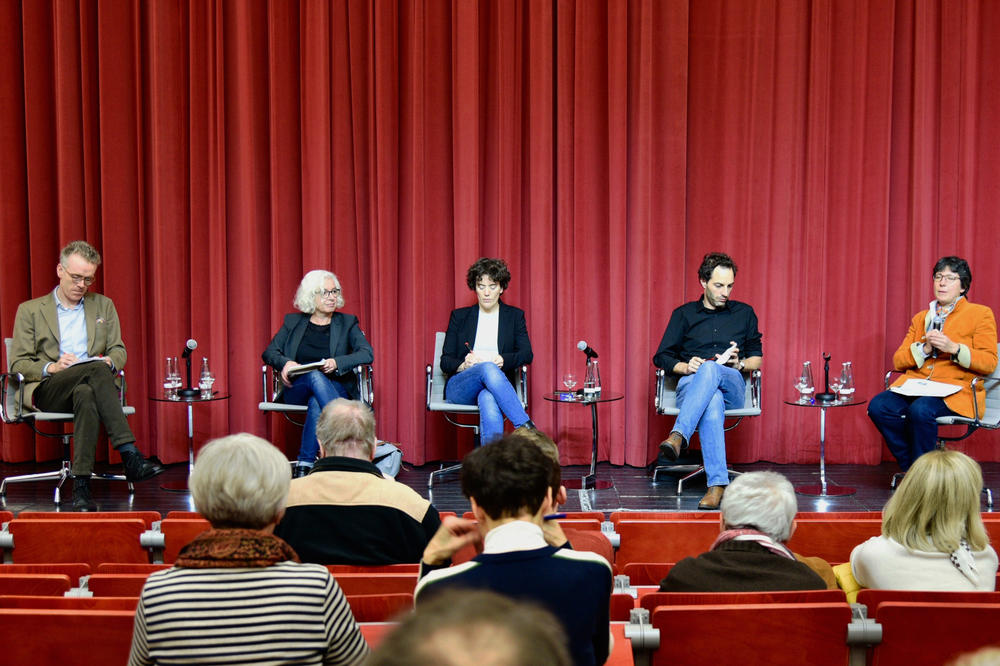 V. l. n. r.: Derek Scally (Irish Times), Jane Golding (British in Europe), Mareike Kleine (London School of Economics), Jon Worth (Politikberater und Blogger) und Professorin Tanja Börzel (Otto-Suhr-Institut an der Freie Universität).