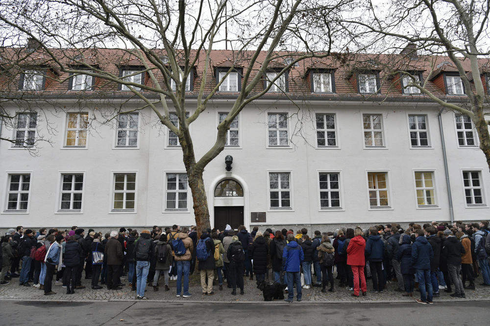 Gedenken an der Ihnestraße 22 in Berlin-Dahlem.