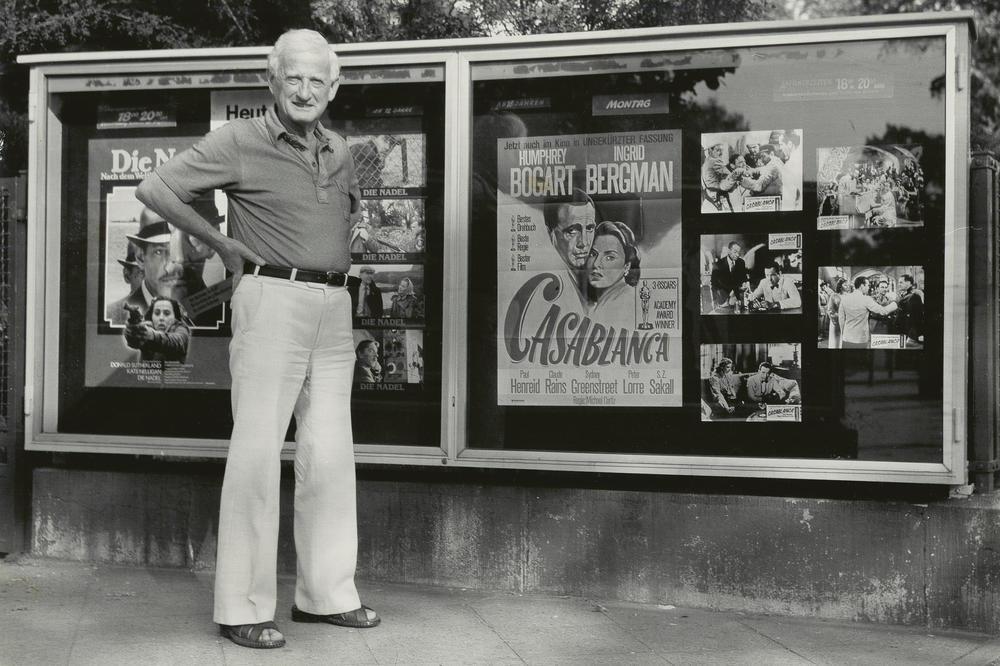 Hollywood in Dahlem. Gerhard Klein vor den Schaukästen des Capitol Dahlem in der Thielallee 36. Das Foto wurde am 14. Februar 1971 aufgenommen.