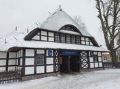 Ankommen: der U-Bahnhof Dahlem Dorf mit seinem denkmalgeschützen Eingang. Von hieraus ist es nicht weit zur Koserstraße mit dem Friedrich-Meinecke-Institut und der Kunstgeschichte, zum ...