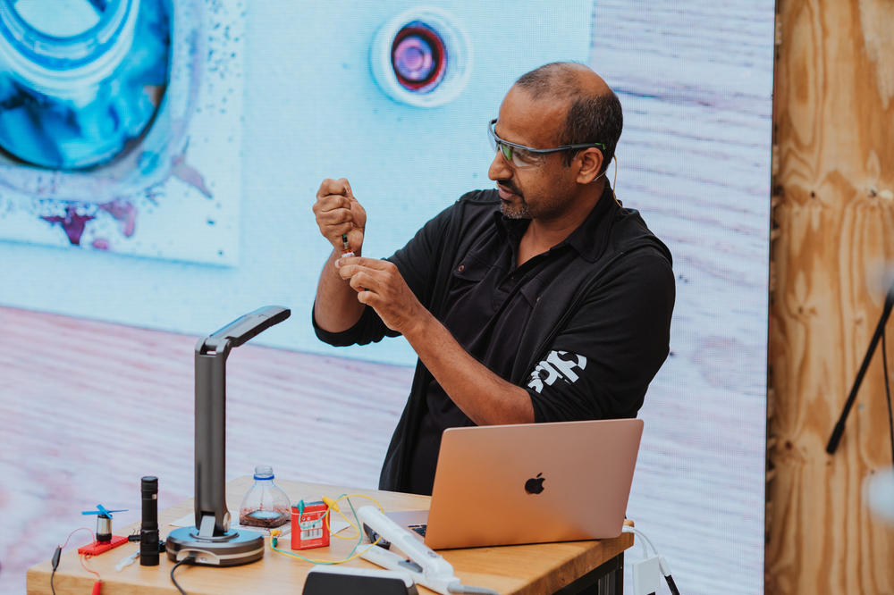 Baut eine Solarzelle vor Publikum und in 12 Minuten: Amitabh Banerji beim Science Slam der Freien Universität im Rahmen der Wissensstadt Berlin 2021.
