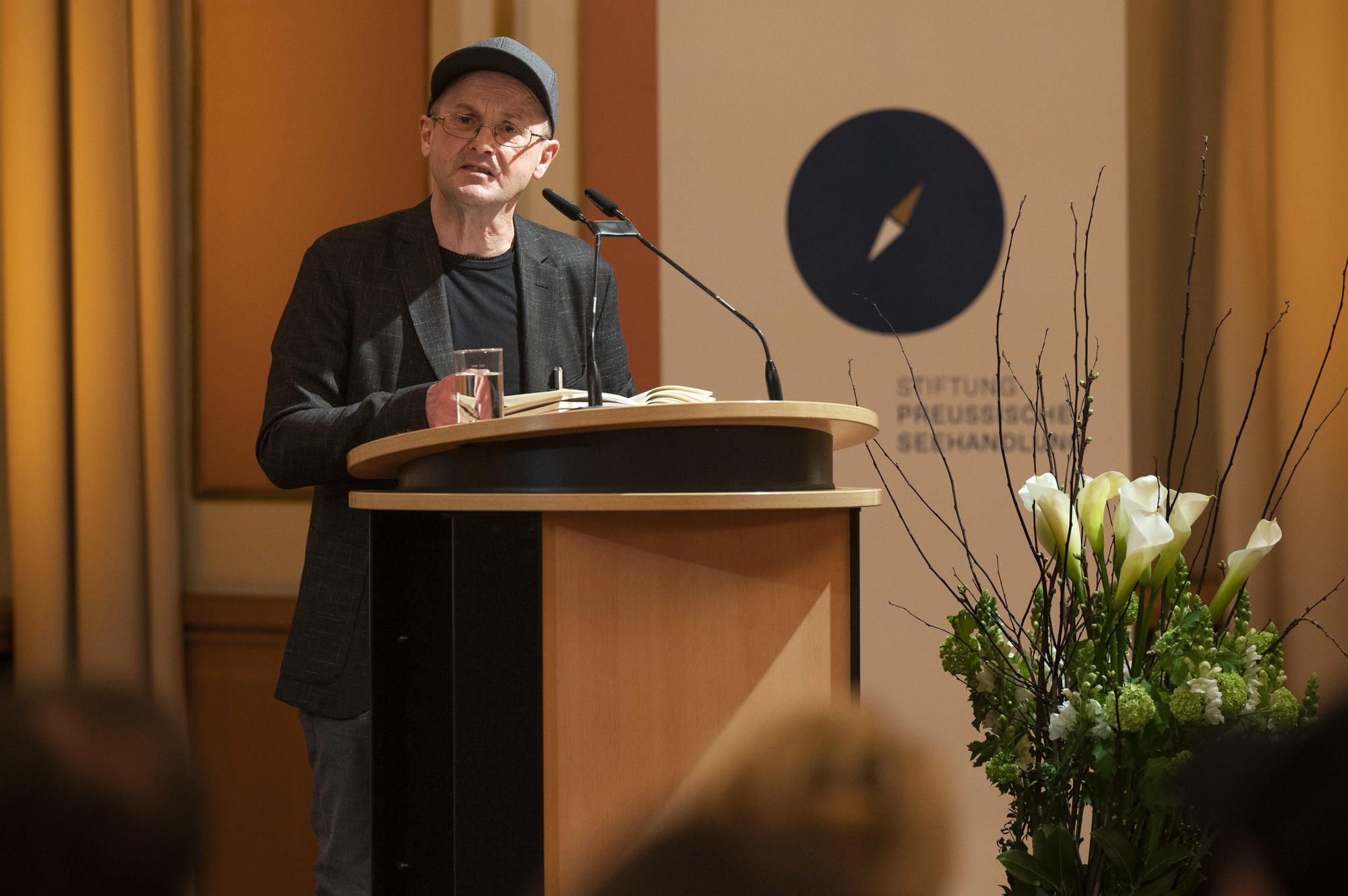Nahm Preis, Professur und Porzellanbär entgegen: Steffen Mensching – Autor, Regisseur und Intendant des Theaters Rudolstadt bei seiner Dankesrede für den Berliner Literaturpreis.