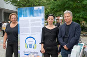 Bettina Tacke (links) und Andreas Wanke (rechts) von der Stabsstelle Nachhaltigkeit stellten gemeinsam mit Janet Wagner (Mitte) von der Universitätsbibliothek die App für die „Sustainable Campus Tour“ vor.