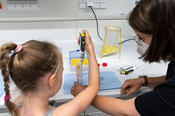 Forschen wie die Großen: Im NatLab konnten Kinder den Umgang mit der Eppendorf-Pipette ausprobieren.